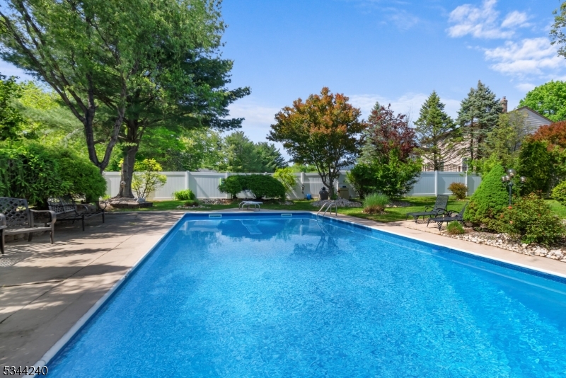 22 Cloverleaf Dr