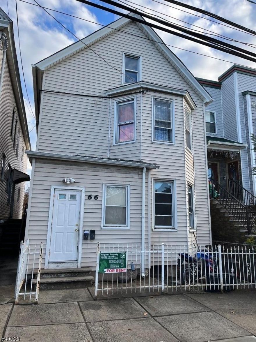 Large 3 bedroomn 1st floor apartment with a huge kitchen, ready to go!!!