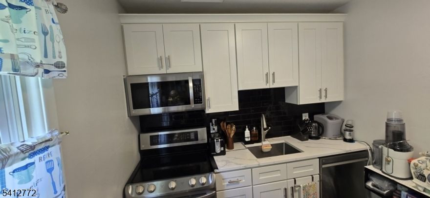 Nice update townhouse in gated community 1 assign parking. Open concept, freshly painted, new appliances,dishwasher, microwave, washer/dryer in unit.