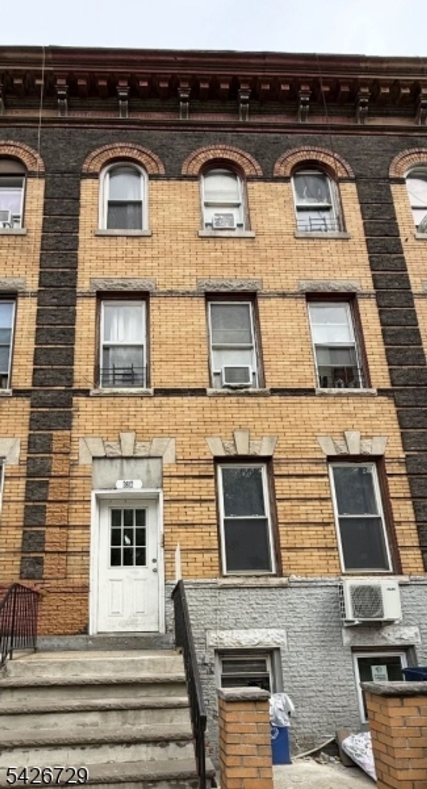 Spacious 3 BR 1st floor apartment freshly painted. Recently remodeled kitchen and bathroom. Close to NYC, mass transportation, shopping and dining.