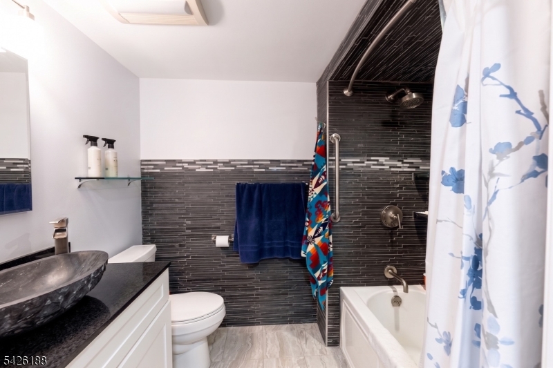 Courts of Glenpointe - Residential