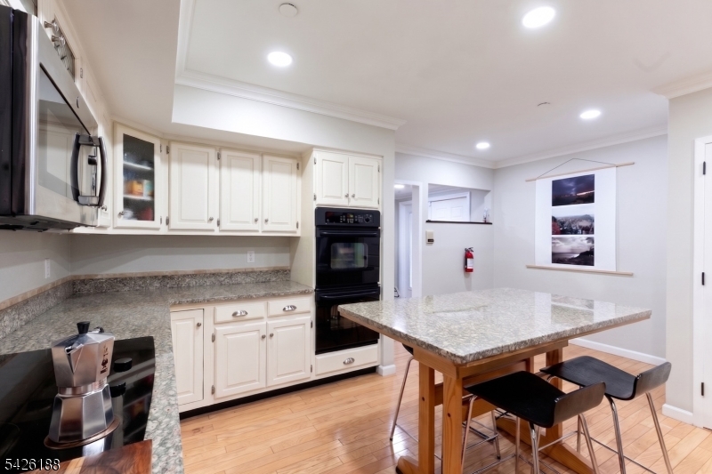 Courts of Glenpointe - Residential