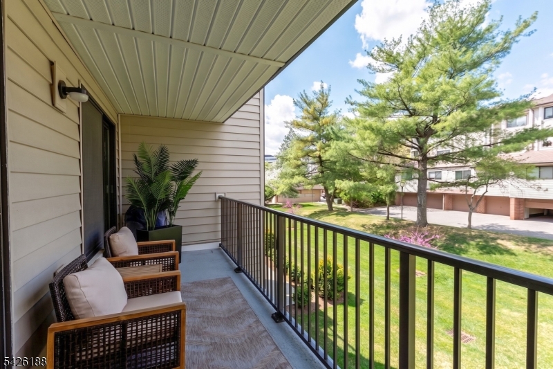 Courts of Glenpointe - Residential