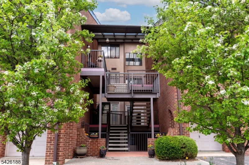 Courts of Glenpointe - Residential