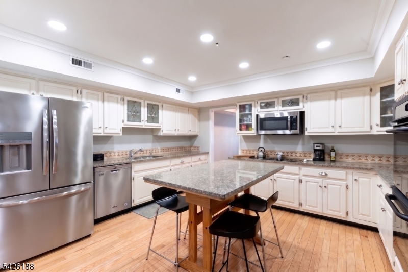 Courts of Glenpointe - Residential