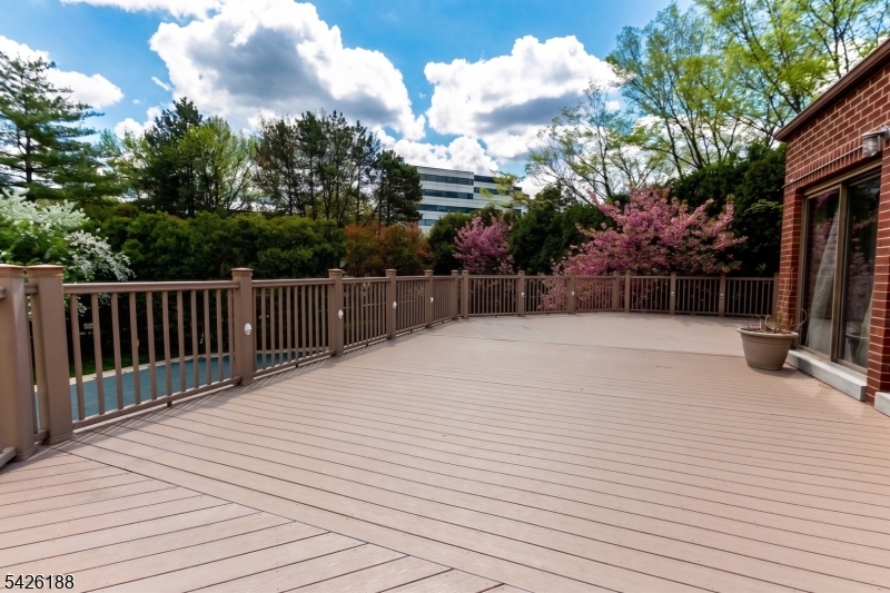 Courts of Glenpointe - Residential