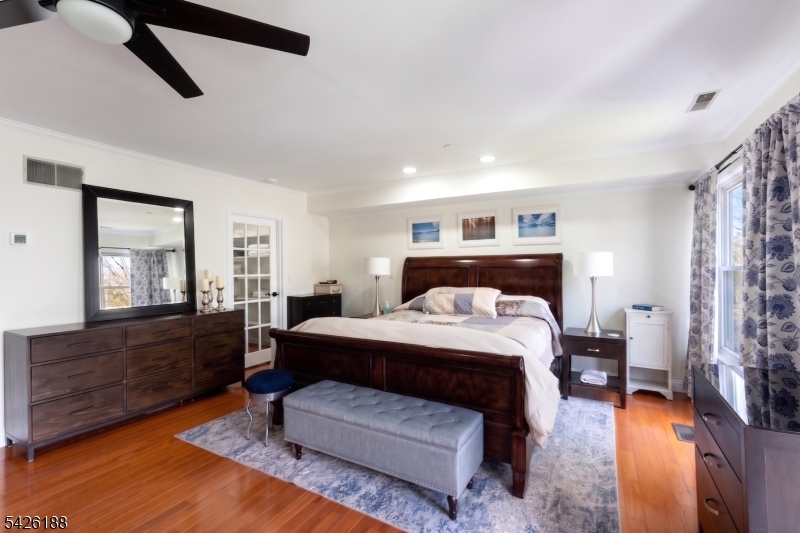 Courts of Glenpointe - Residential