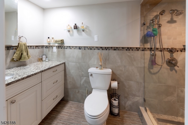 Courts of Glenpointe - Residential