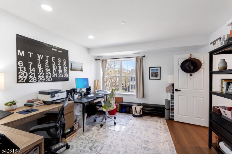 Courts of Glenpointe - Residential