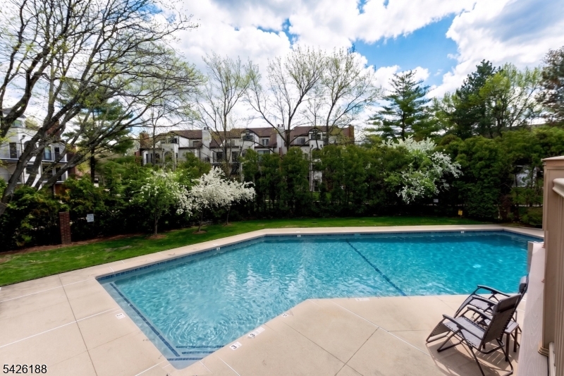 Courts of Glenpointe - Residential