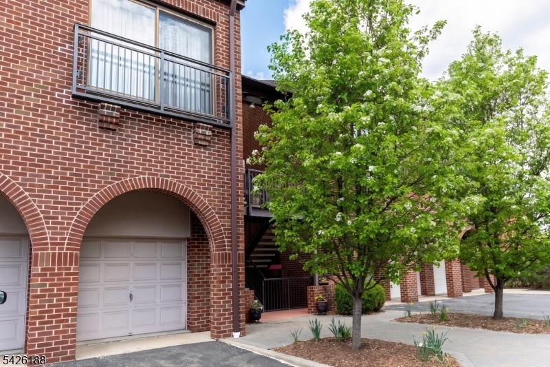 Courts of Glenpointe - Residential