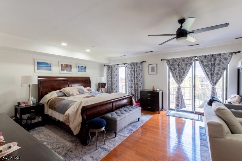 Courts of Glenpointe - Residential