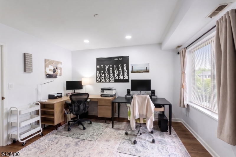 Courts of Glenpointe - Residential