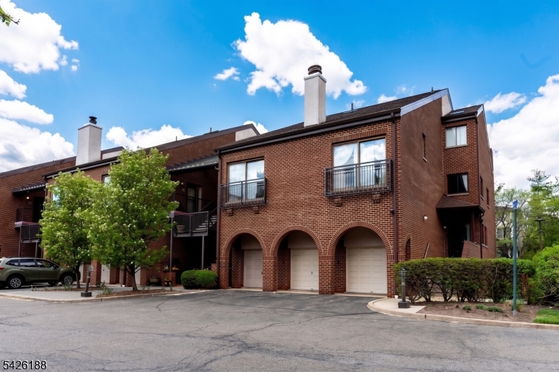 Courts of Glenpointe - Residential