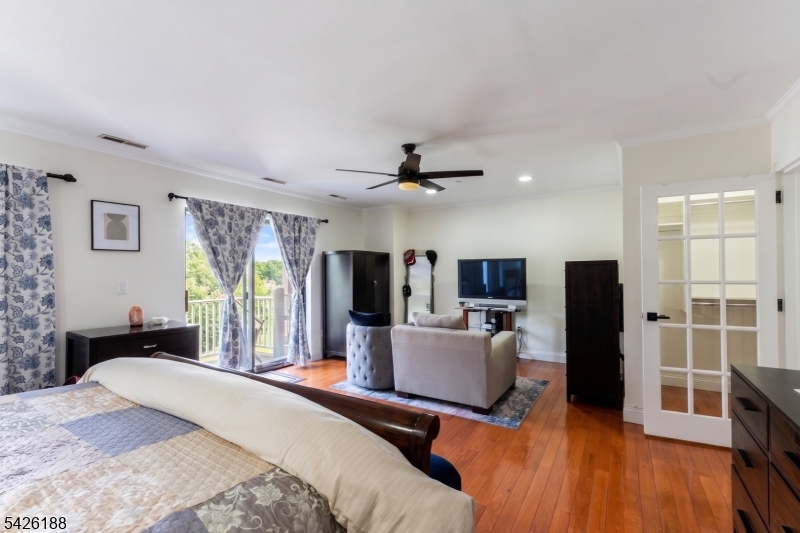 Courts of Glenpointe - Residential