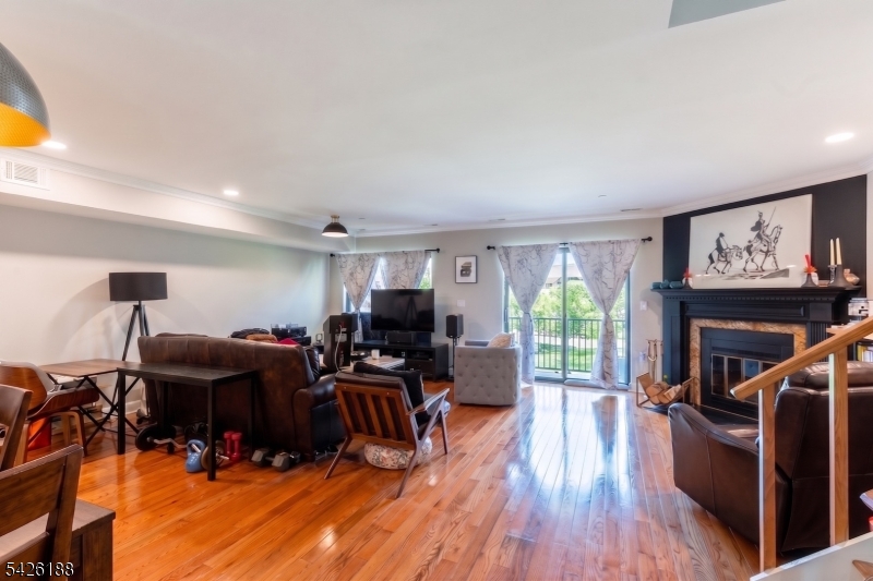 Courts of Glenpointe - Residential