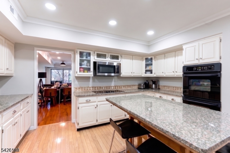 Courts of Glenpointe - Residential