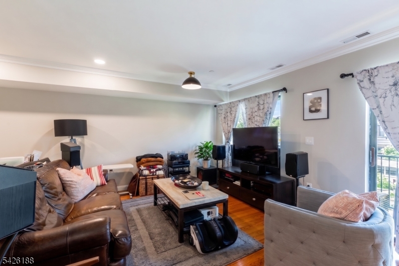 Courts of Glenpointe - Residential