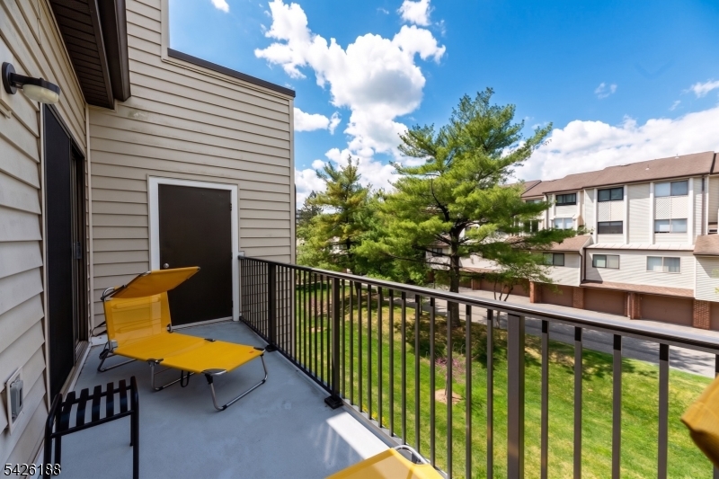 Courts of Glenpointe - Residential