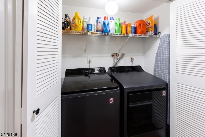 Courts of Glenpointe - Residential