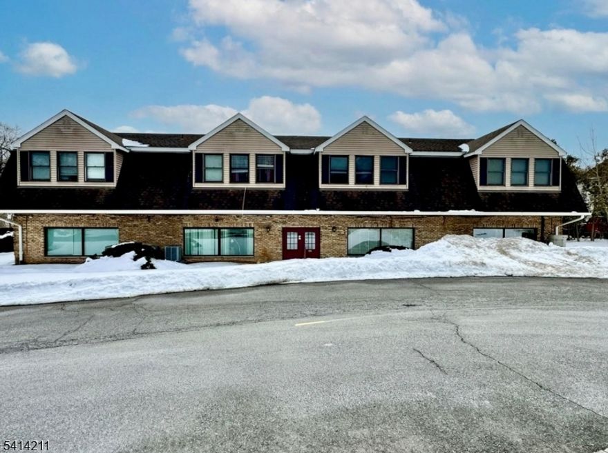 NICELY UPDATED 2ND FLOOR 1 BEDROOM APARTMENT FOR LEASE. VERY CLEAN AND OCCUPY ASAP. AMPLE PARKING.