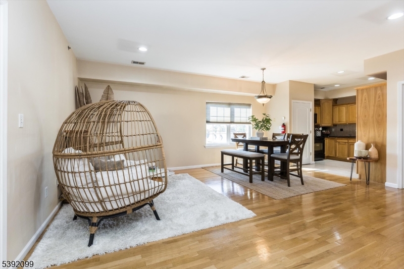 De Stefano Manor - Residential