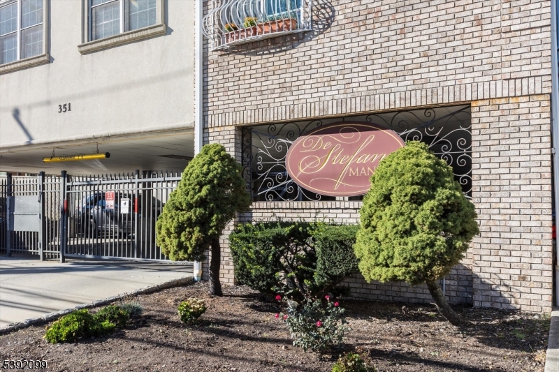 De Stefano Manor - Residential