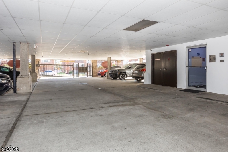 De Stefano Manor - Residential