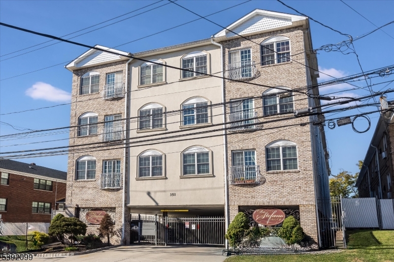 De Stefano Manor - Residential