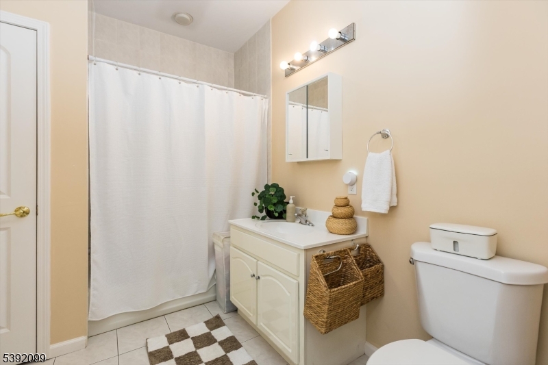 De Stefano Manor - Residential