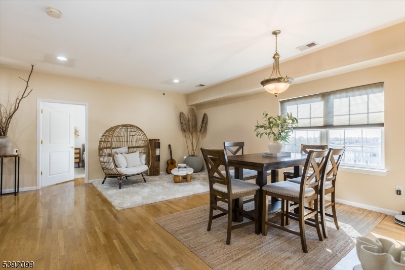 De Stefano Manor - Residential