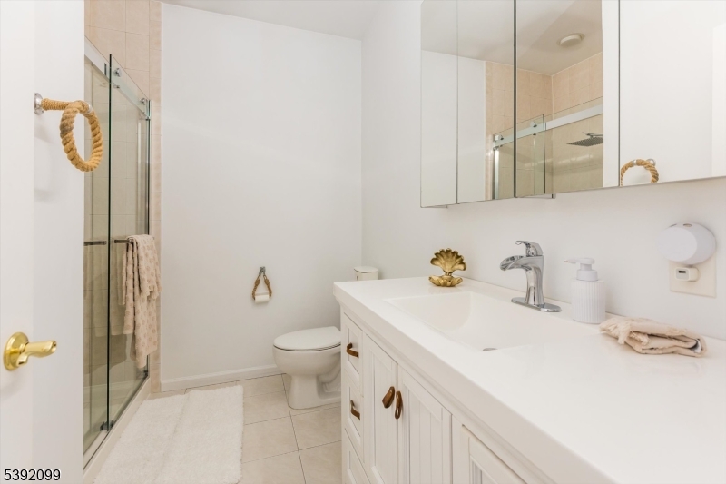 De Stefano Manor - Residential