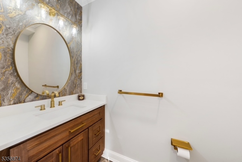 831 W Inman Ave