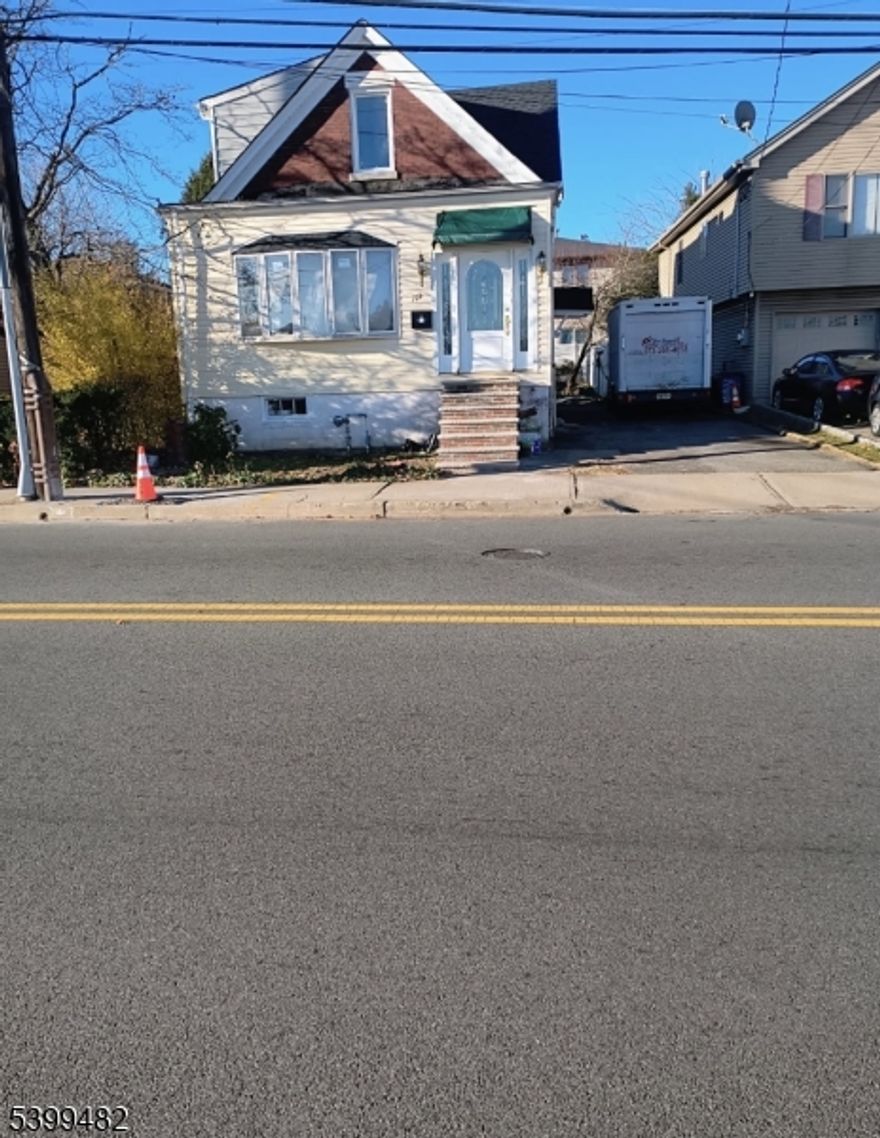 Second floor apartment featuring 3 rooms , living room ,kitchen and full bath. Can be used also as two bedrooms and kitchen and bathroom. Totally renovated.