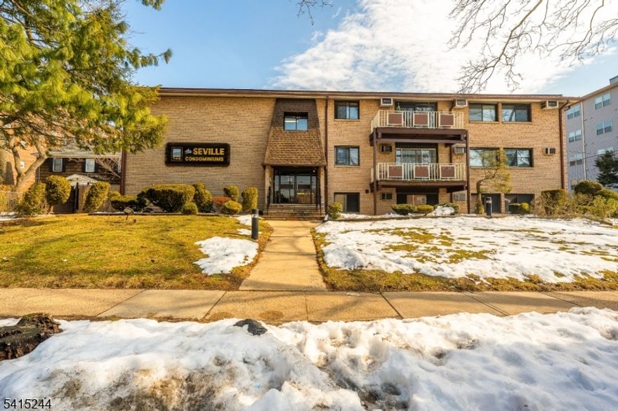 Bright 2-bedroom, 2-bathroom condo in a prime central location. Features include an open-concept layout with hardwood floors and a private balcony for outdoor enjoyment. The primary suite offers a private retreat with an en-suite bath and an impressive walk-in closet. Unbeatable location within walking distance to schools, shopping, dining, and the train station. Perfect for commuters and urban dwellers alike!