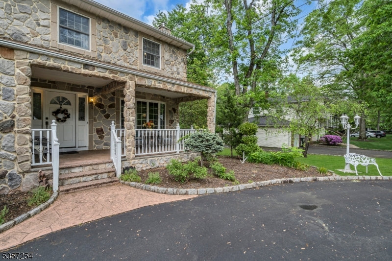30 Robbins Ave