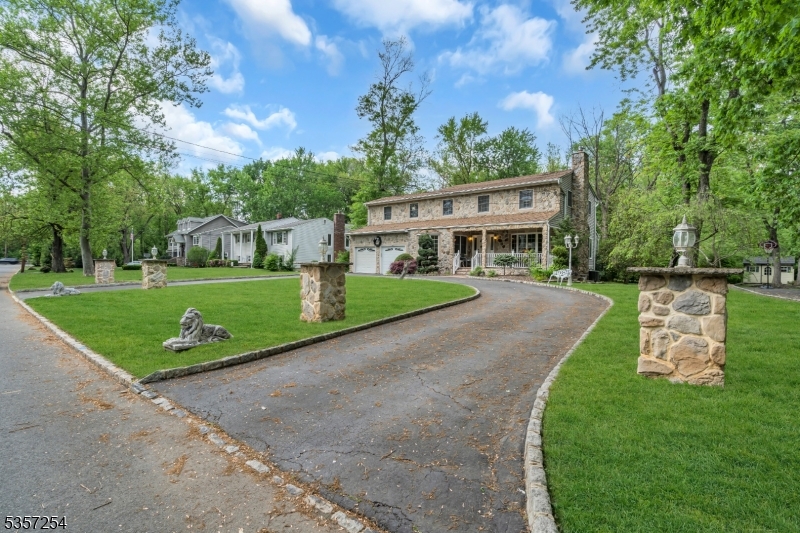 30 Robbins Ave