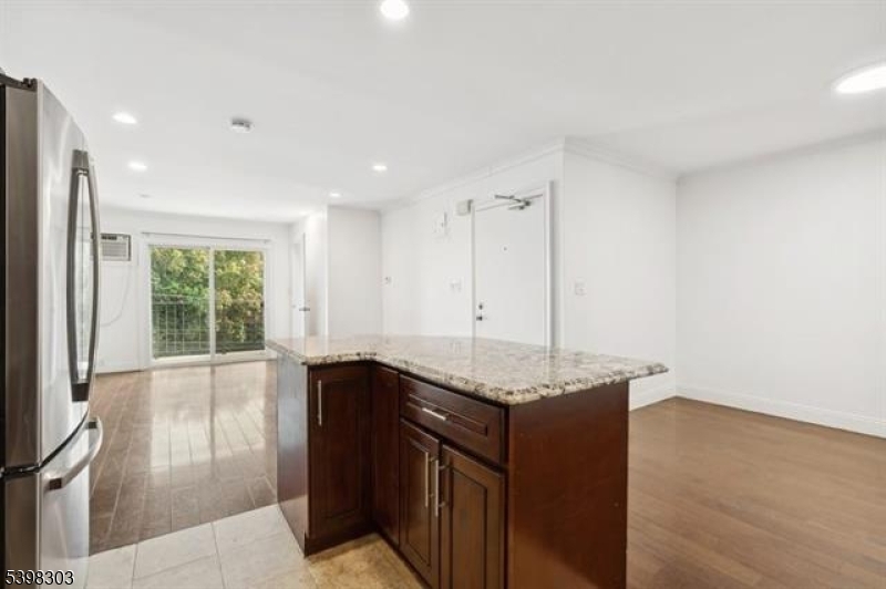 Jersey City, New Jersey 07307, United States, 3 Bedrooms Bedrooms, ,2 BathroomsBathrooms,Residential,Active,246490