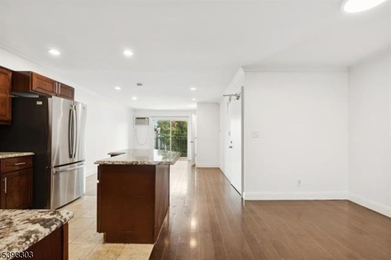 Jersey City, New Jersey 07307, United States, 3 Bedrooms Bedrooms, ,2 BathroomsBathrooms,Residential,Active,246490