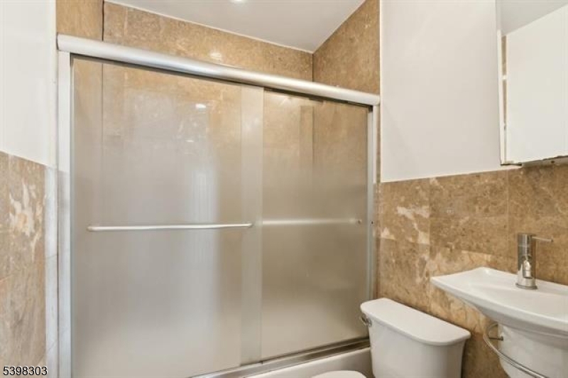 Jersey City, New Jersey 07307, United States, 3 Bedrooms Bedrooms, ,2 BathroomsBathrooms,Residential,Active,246490