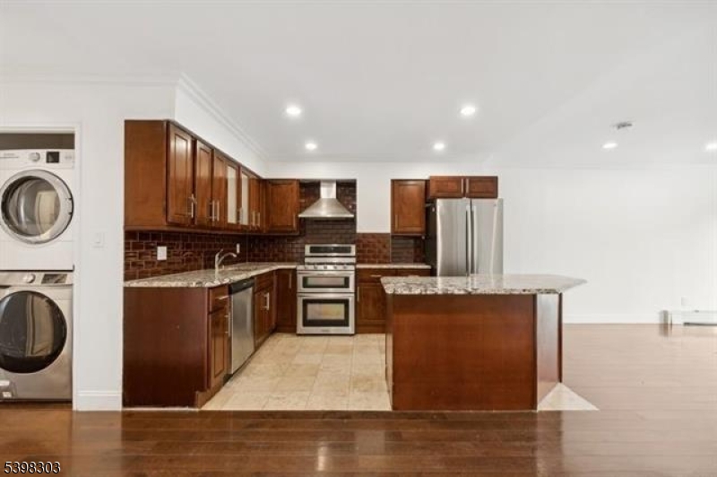 Jersey City, New Jersey 07307, United States, 3 Bedrooms Bedrooms, ,2 BathroomsBathrooms,Residential,Active,246490