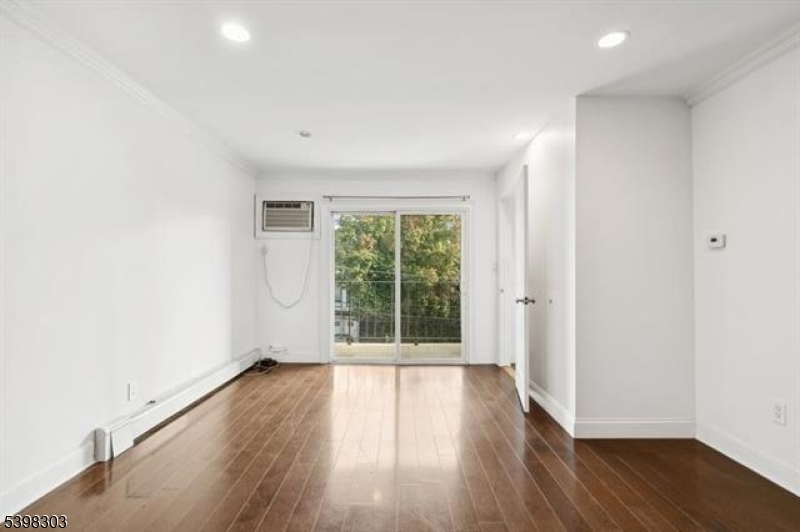 Jersey City, New Jersey 07307, United States, 3 Bedrooms Bedrooms, ,2 BathroomsBathrooms,Residential,Active,246490