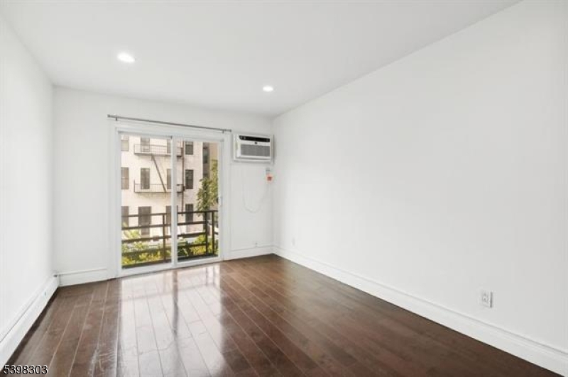 Jersey City, New Jersey 07307, United States, 3 Bedrooms Bedrooms, ,2 BathroomsBathrooms,Residential,Active,246490