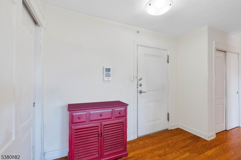 East Orange City, New Jersey 07017, United States, 1 Bedroom Bedrooms, ,1 BathroomBathrooms,Residential,Active,207708