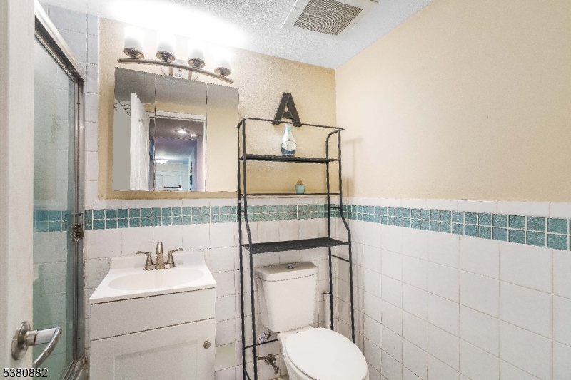 East Orange City, New Jersey 07017, United States, 1 Bedroom Bedrooms, ,1 BathroomBathrooms,Residential,Active,207708