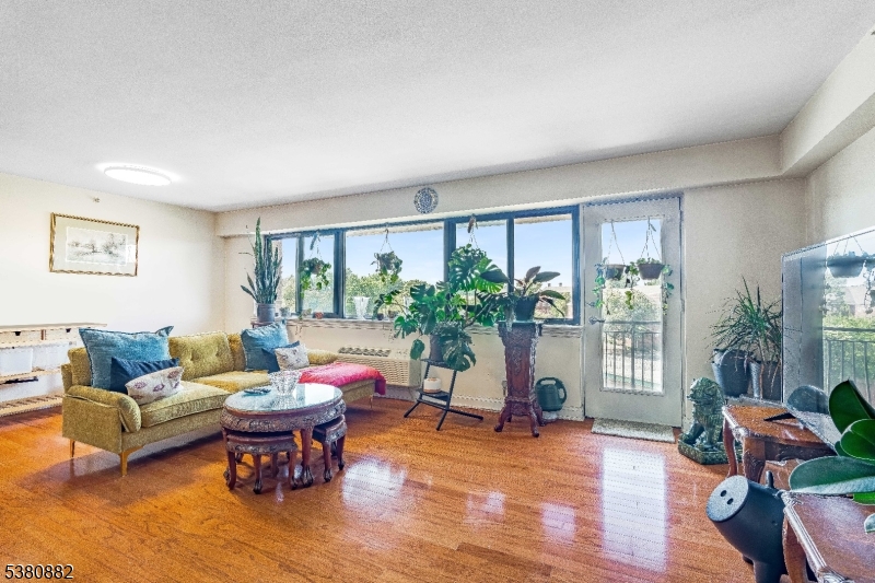 East Orange City, New Jersey 07017, United States, 1 Bedroom Bedrooms, ,1 BathroomBathrooms,Residential,Active,207708