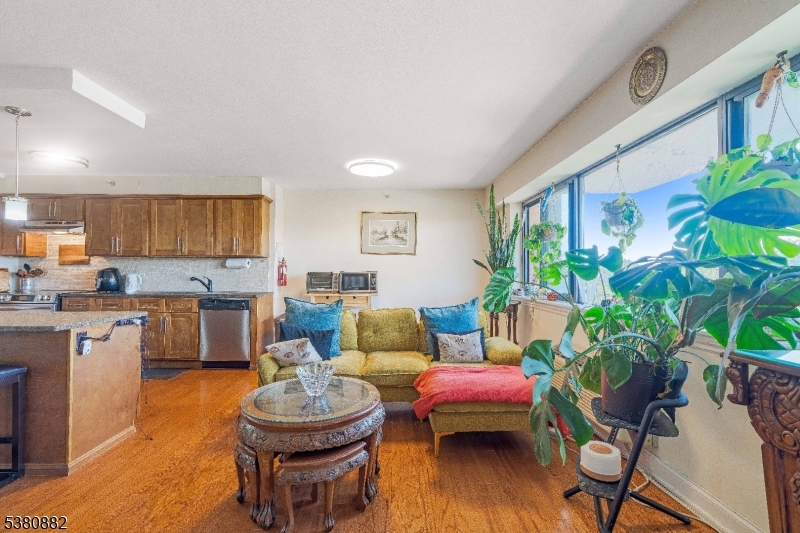 East Orange City, New Jersey 07017, United States, 1 Bedroom Bedrooms, ,1 BathroomBathrooms,Residential,Active,207708