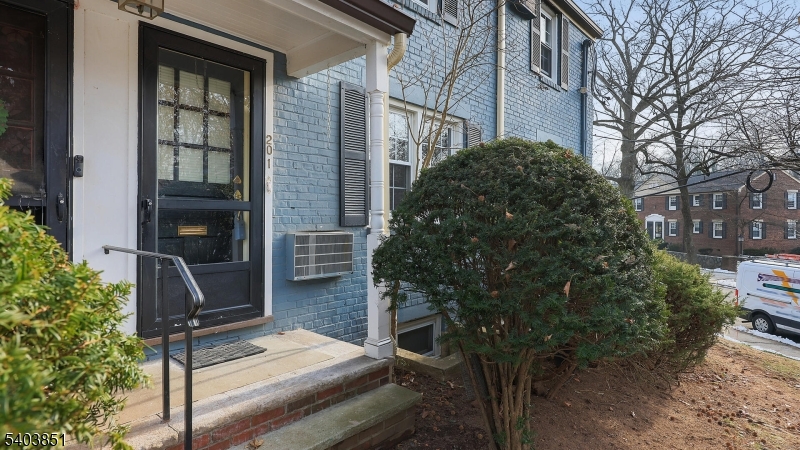 Kahlcrest Condominiums - Residential