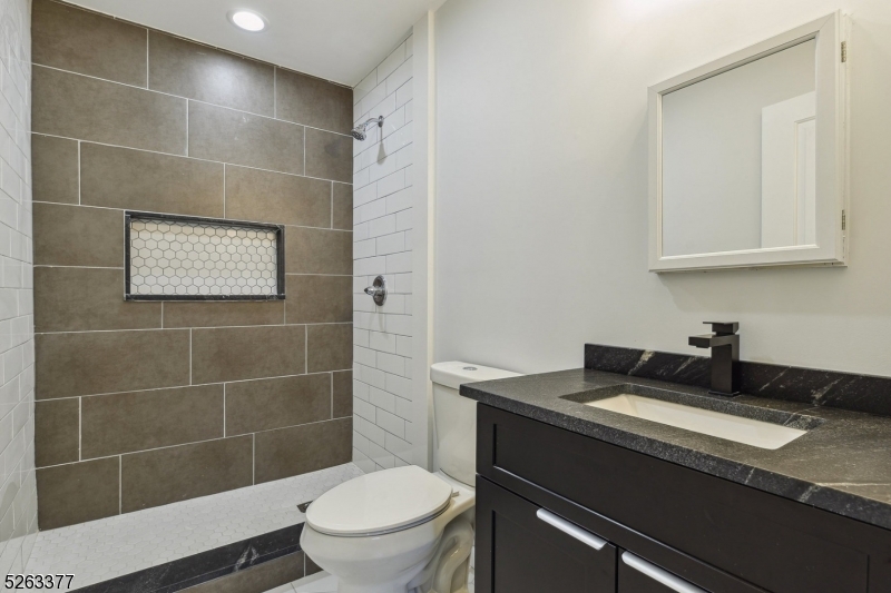 Bloomfield Twp., New Jersey 07003, United States, 4 Bedrooms Bedrooms, ,3 BathroomsBathrooms,Residential,Pending,67072