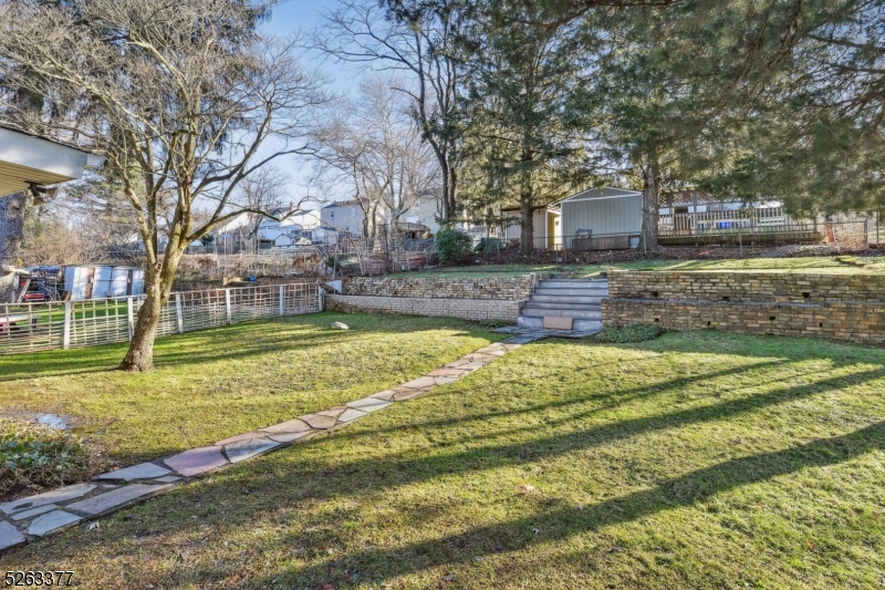 Bloomfield Twp., New Jersey 07003, United States, 4 Bedrooms Bedrooms, ,3 BathroomsBathrooms,Residential,Pending,67072